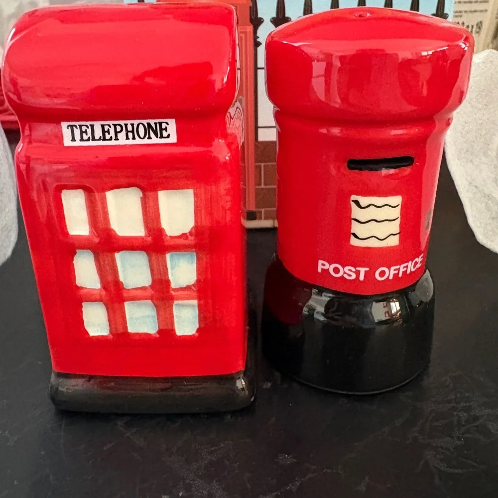 London style Telephone booth and post office Salt and Pepper Shaker Set - Picture 2 of 4